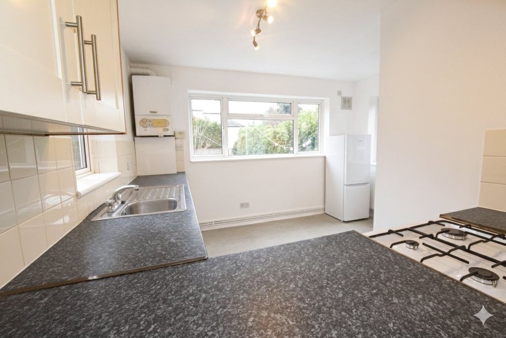 Property photo 3 of 11 Kitchen