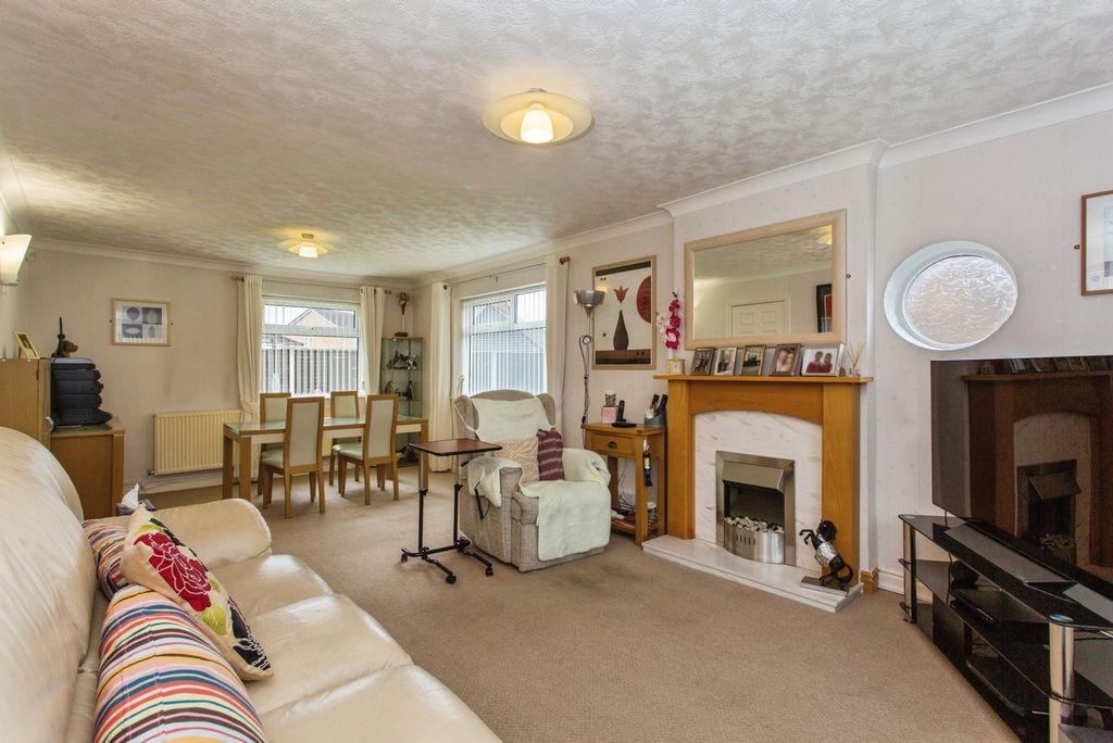 Property photo 3 of 17 Living Room