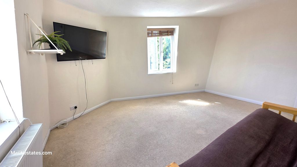 Property photo 1 of 14 2 Bed Flat To Rent Lancaster Road, East Barnet En4