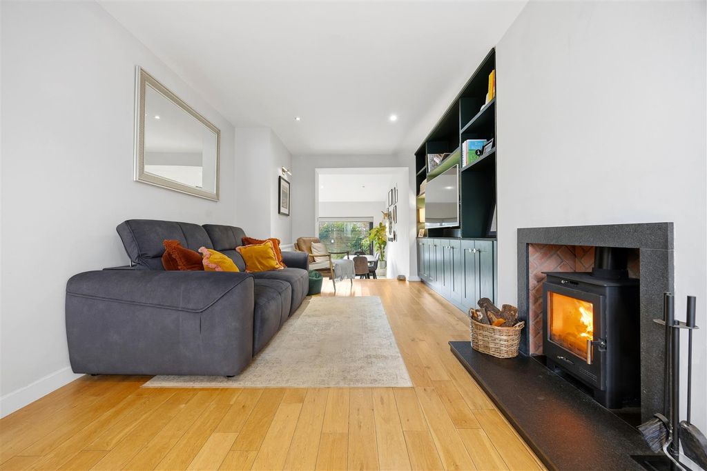 Property photo 3 of 28 12-25_Arisaig_Drive_Bearsden_012.Jpg