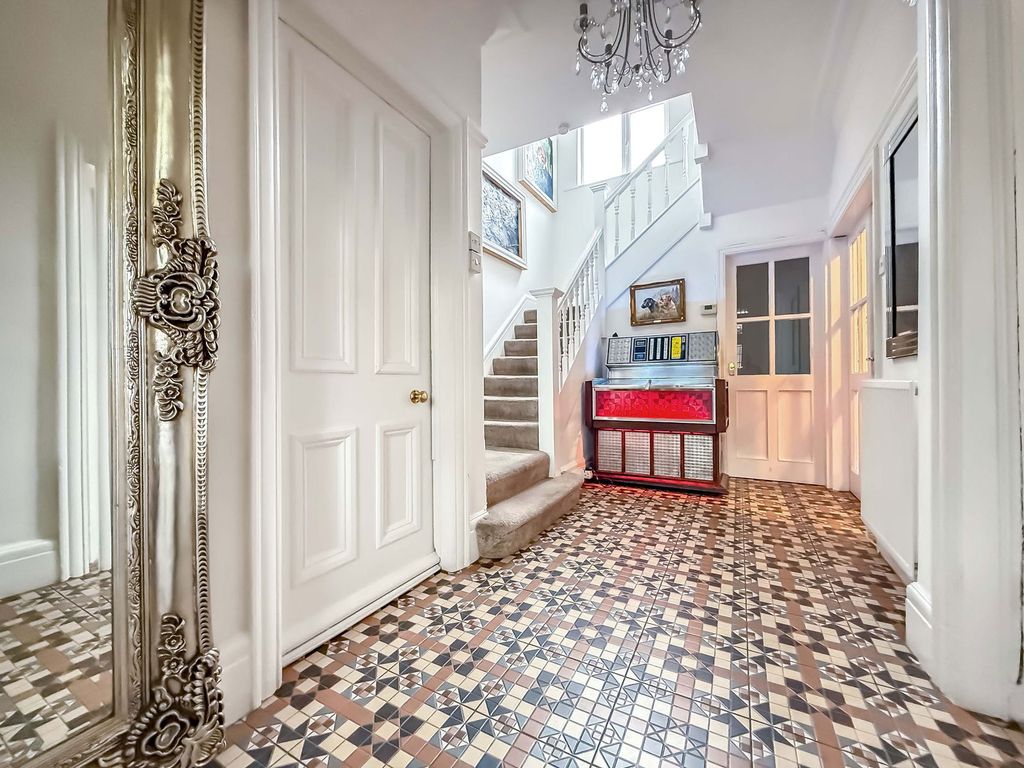 Property photo 2 of 31