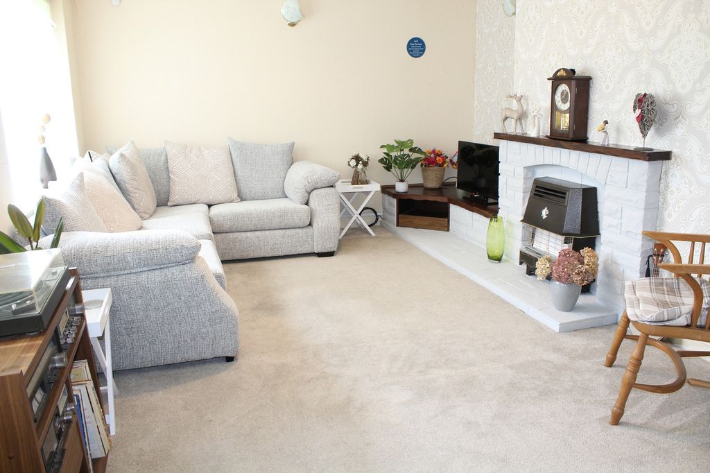 Property photo 2 of 10 Lounge