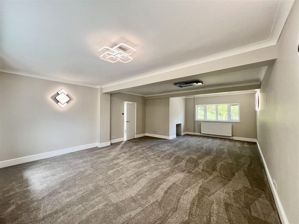 Property photo 2 of 22 Lounge