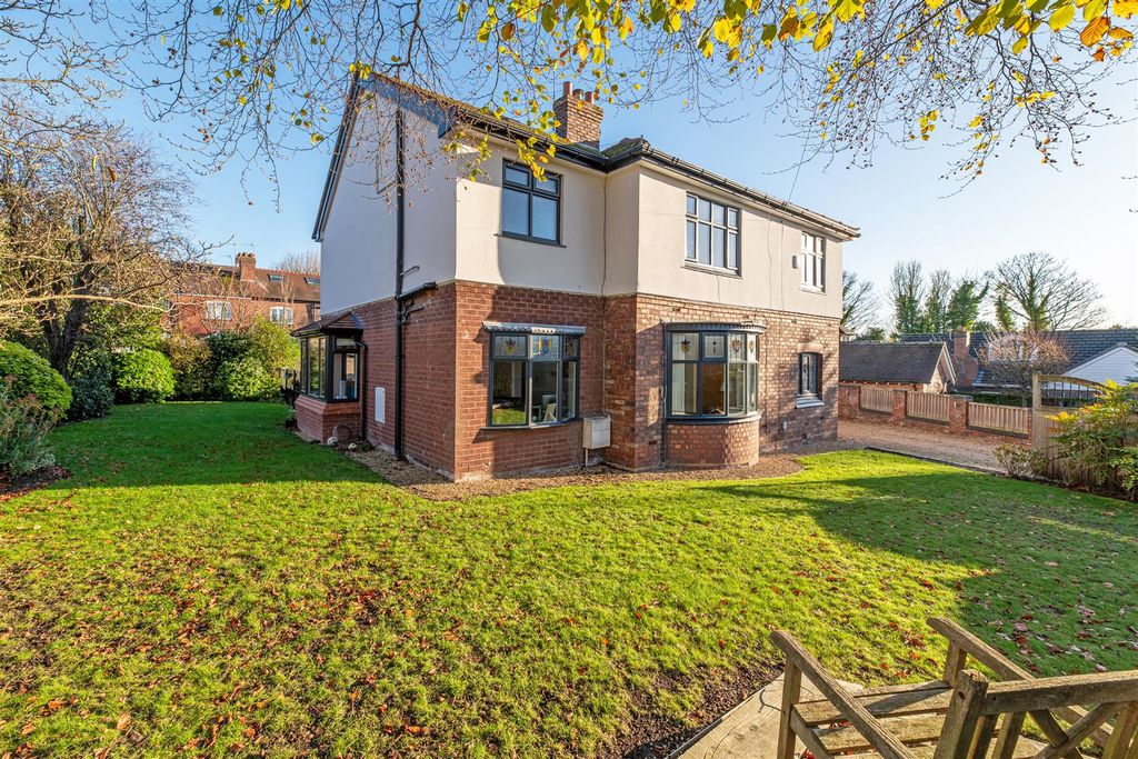 Property photo 3 of 33 Wrap Around Garden