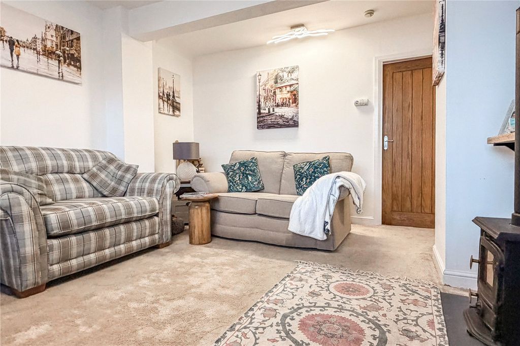 Property photo 3 of 18 Lounge