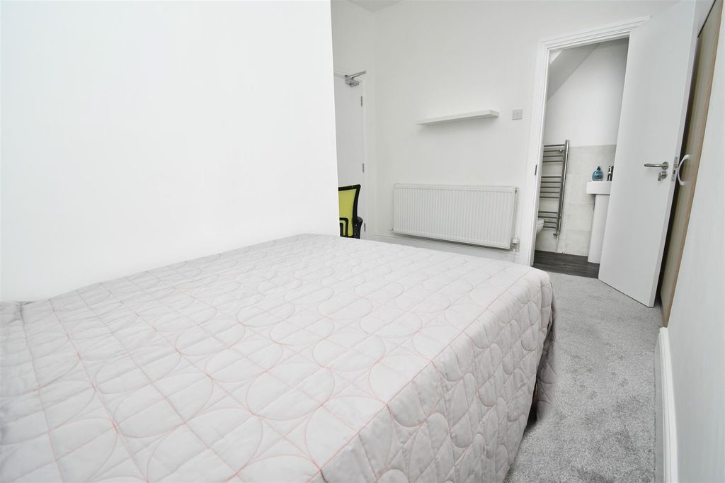 Property photo 1 of 8 En-Suite (3).Jpg