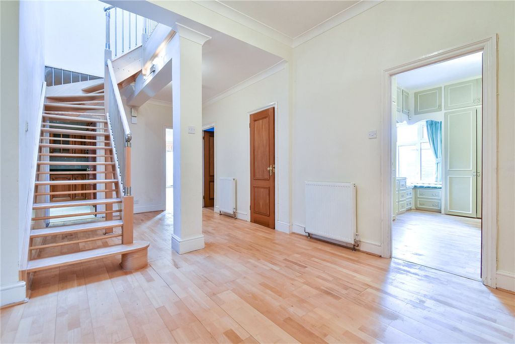 Property photo 2 of 8 Entrance Hall