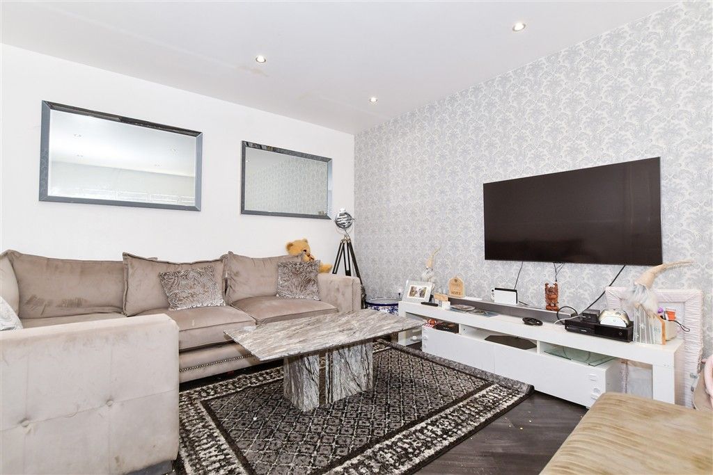 Property photo 3 of 10 Lounge