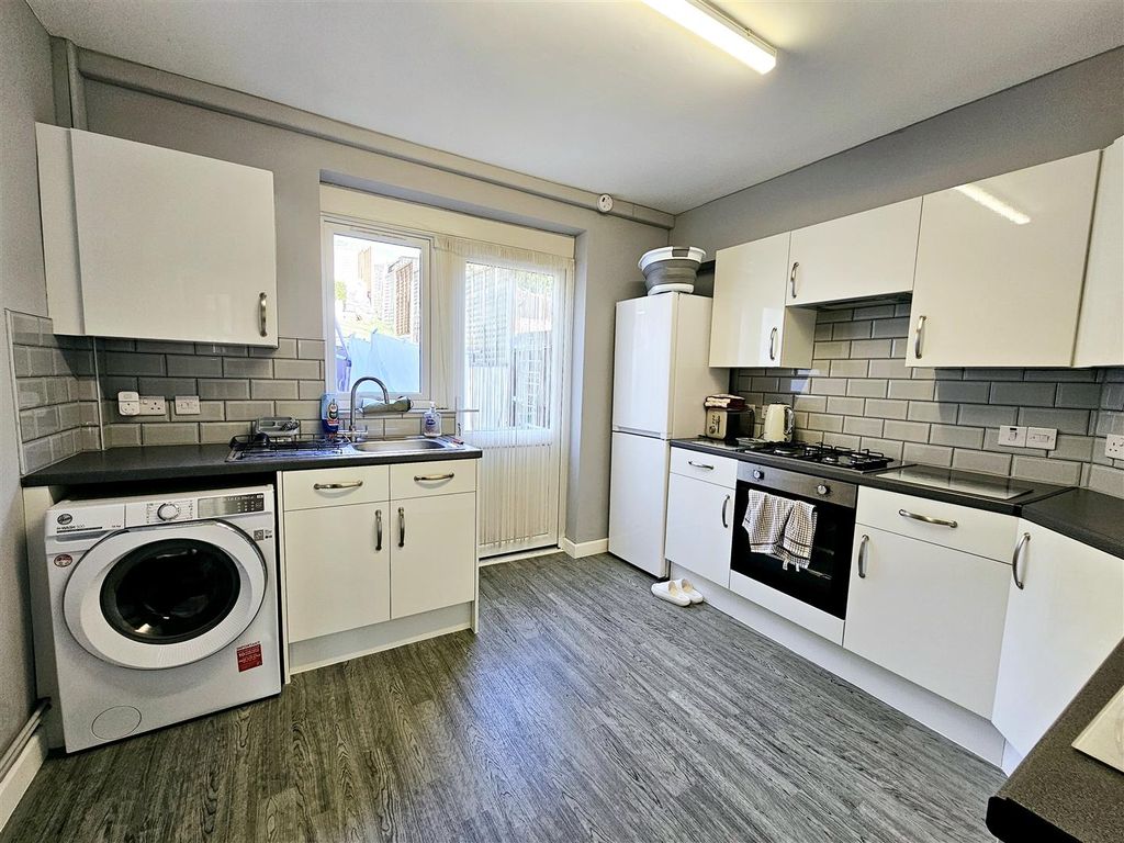 Property photo 2 of 9 Kitchen