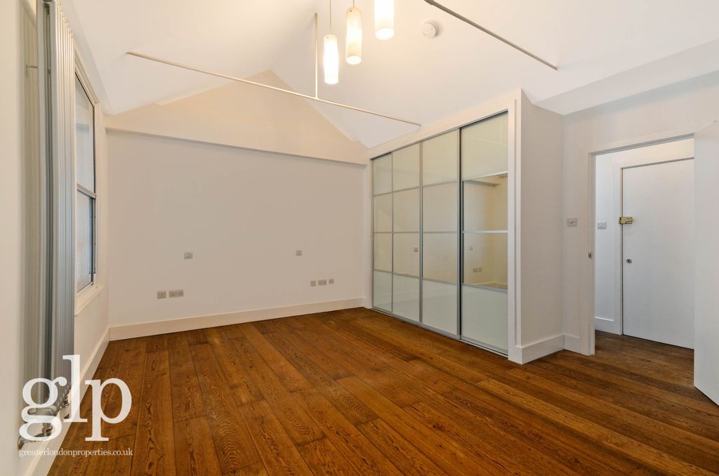 Property photo 2 of 11 972724