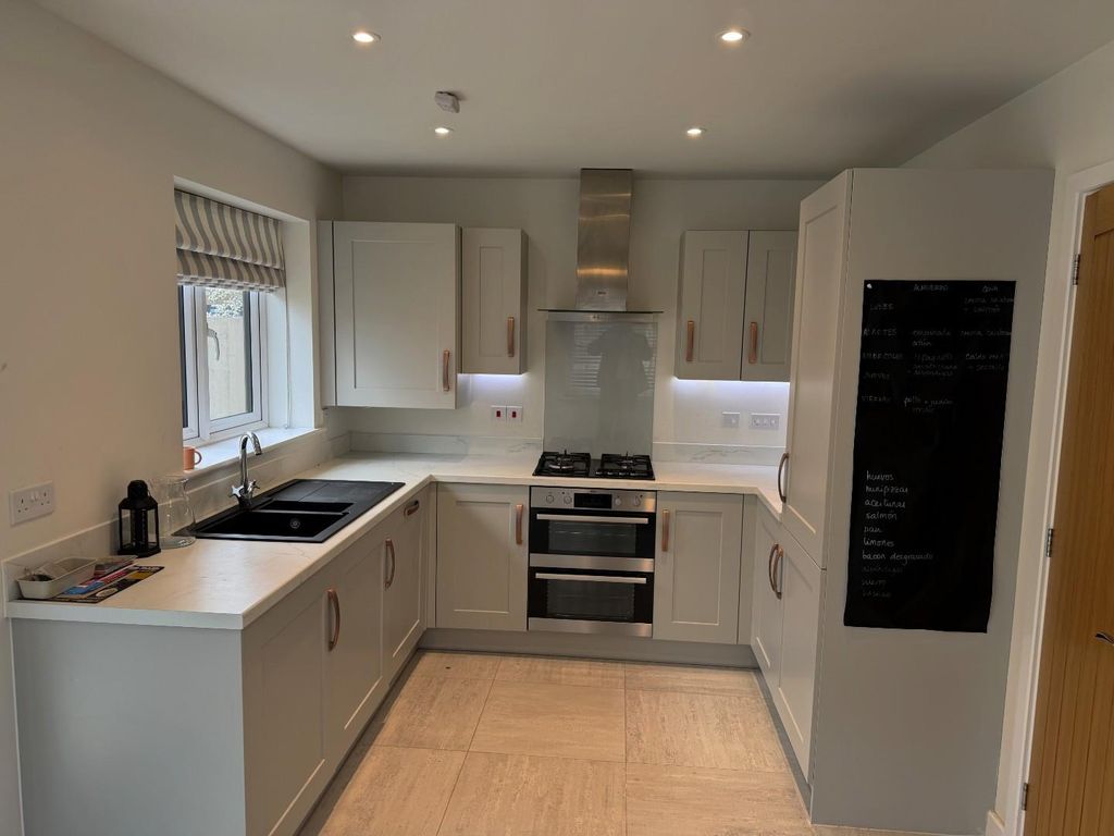 Property photo 3 of 7 Kitchen / Dining Room