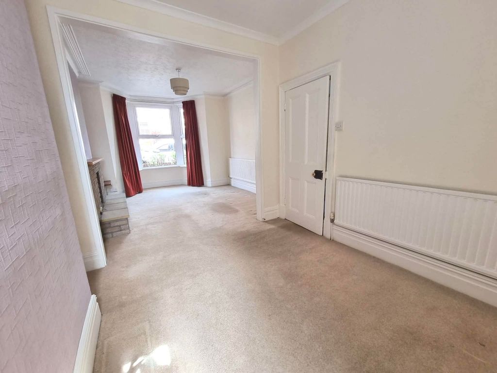 Property photo 2 of 32 Lounge