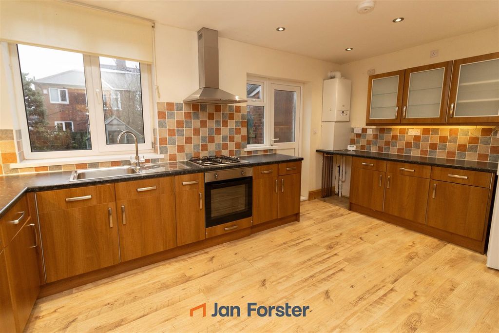 Property photo 3 of 11 Kitchen