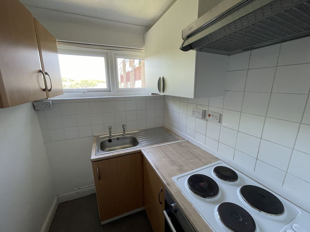 Property photo 2 of 6 Kitchen