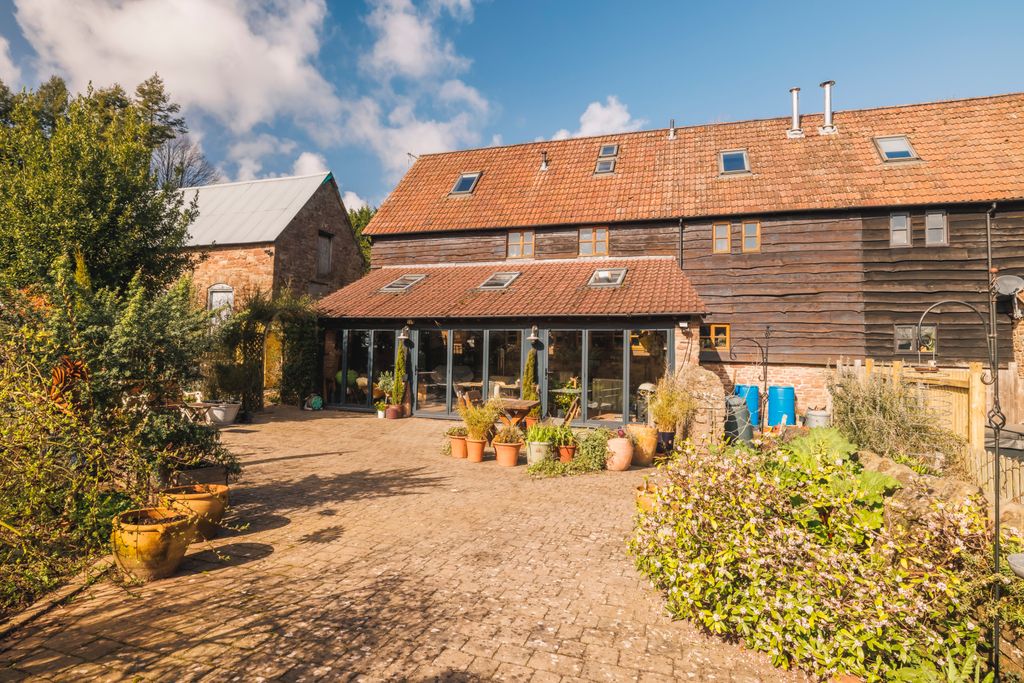 Property photo 3 of 29 Picture No. 02