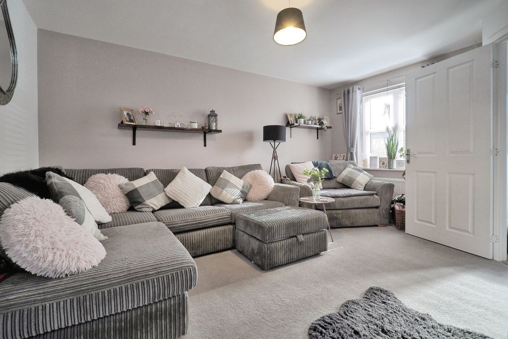 Property photo 2 of 17 Photo