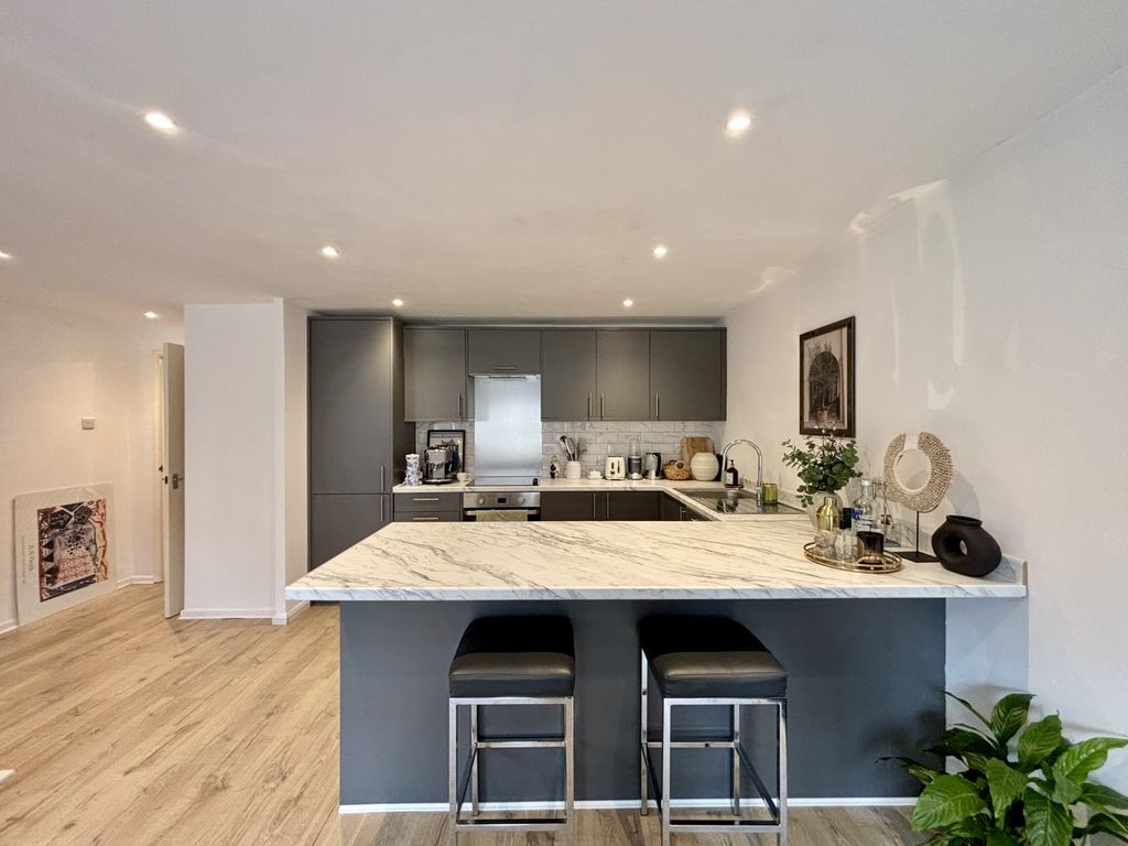 Property photo 1 of 17 Image00004
