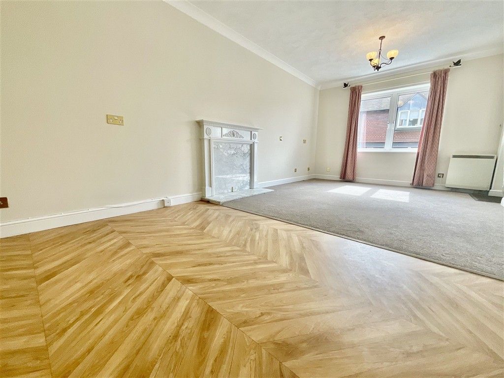 Property photo 1 of 11 Lounge / Dining Room