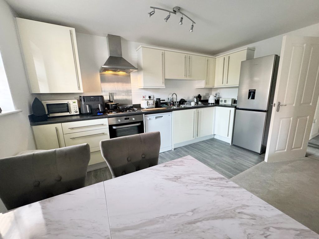 Property photo 3 of 7 Cloatley5Dp
