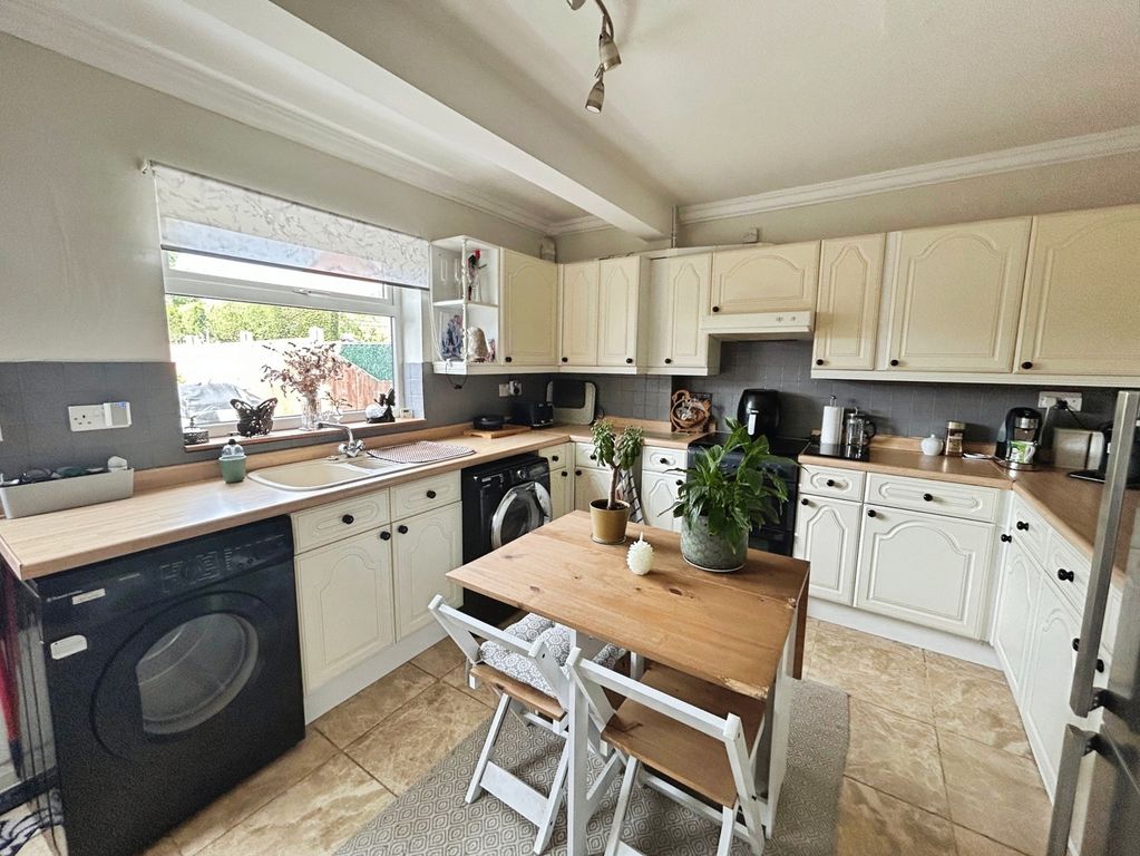 Property photo 2 of 16 Kitchen
