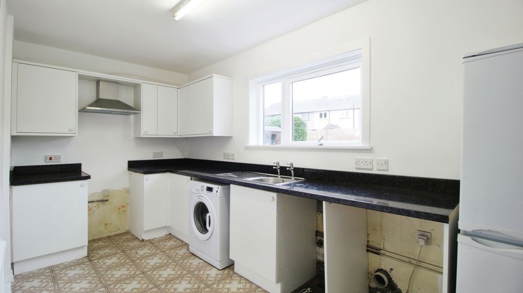 Property photo 2 of 7 Kitchen