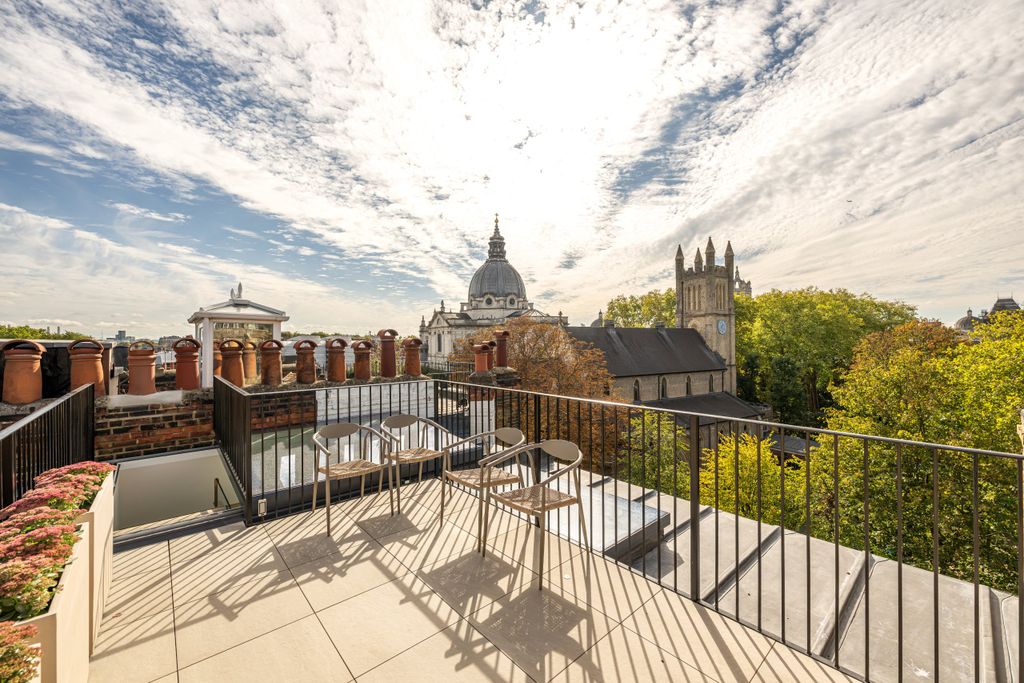 Property photo 2 of 17 Roof Terrace
