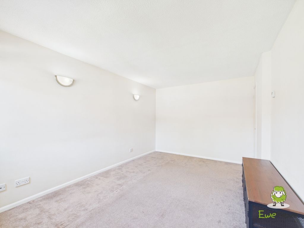 Property photo 2 of 9 Ewemove Estate Agents Basingstoke - Mongers Piece