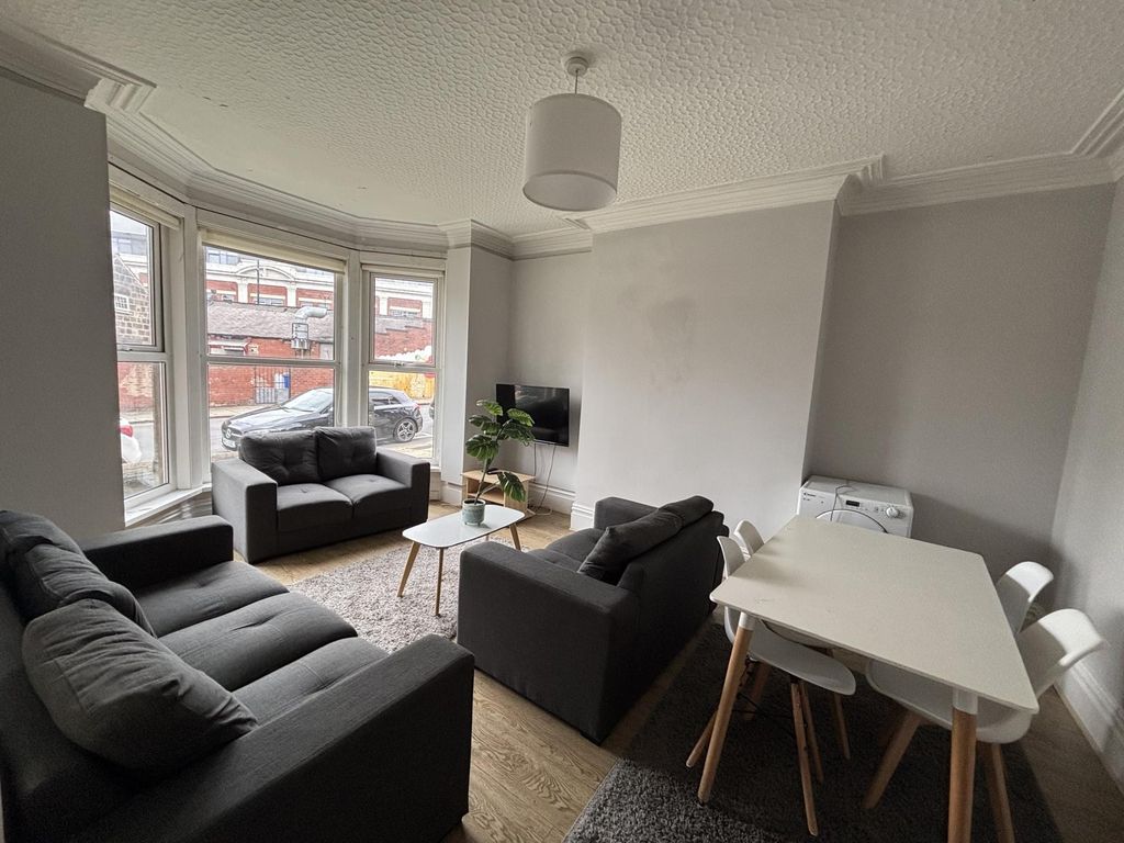 Property photo 3 of 13 Bright And Spacious Living Room With Modern Furnit...