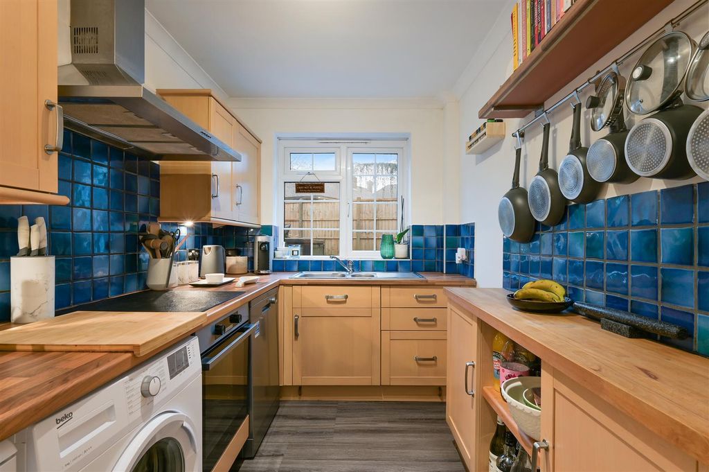 Property photo 2 of 29 Vicarage Gate Mews, 1- (6).Jpg