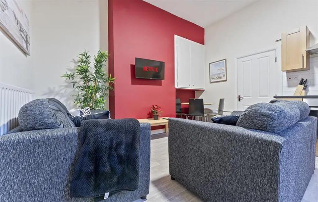 Apartment in Nottingham, Hyson Green - View 3