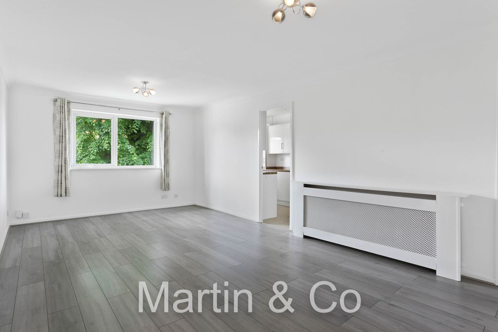 Property photo 2 of 11 1262306406 - 13, 110 Benhill Rd, Sm1 -_-2