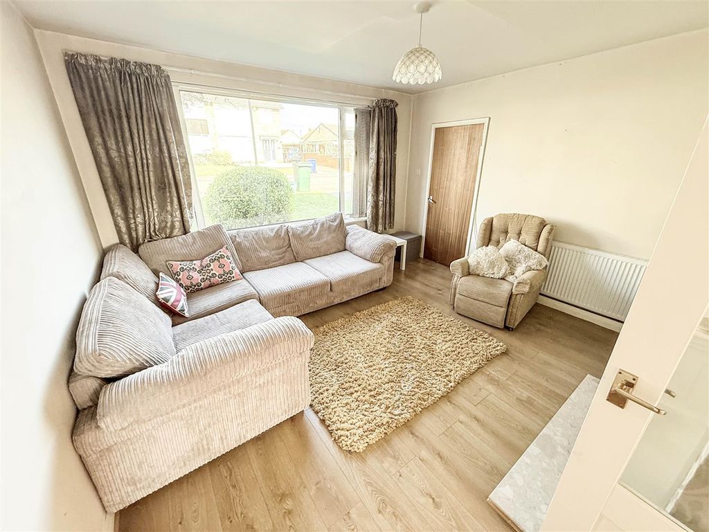 Property photo 3 of 10 Lounge