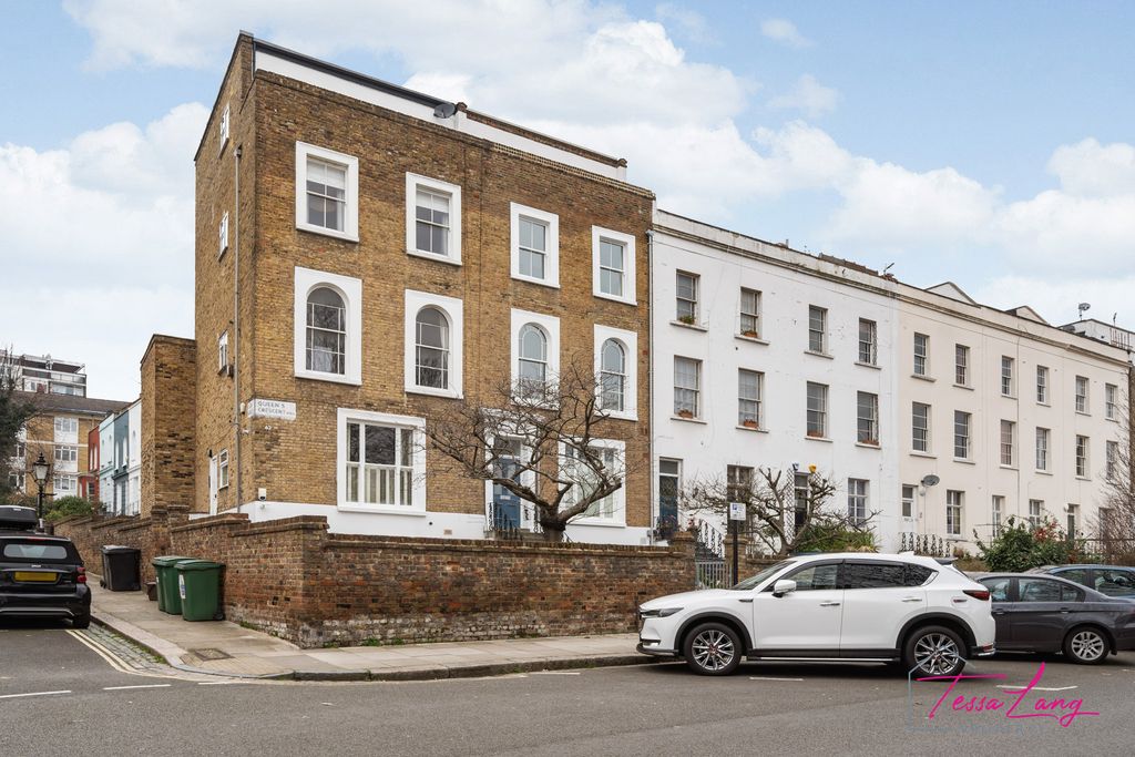 Property photo 2 of 12 Queens Crescent