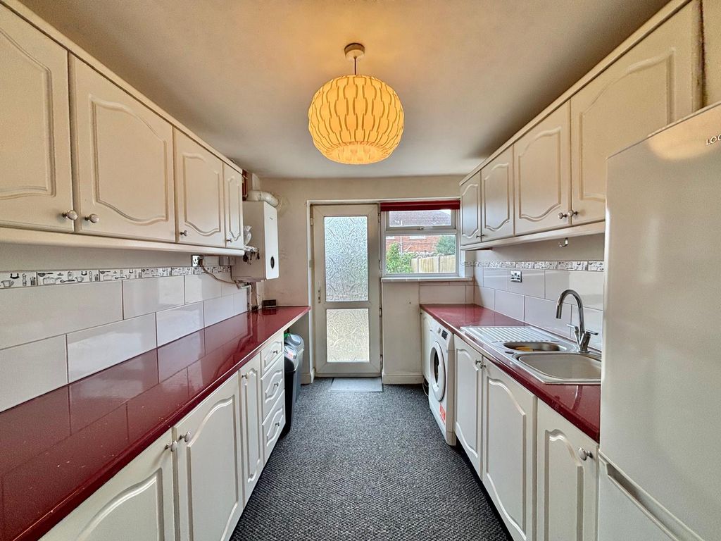 Property photo 3 of 10 Kitchen