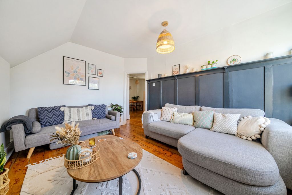 Property photo 2 of 25 Lounge