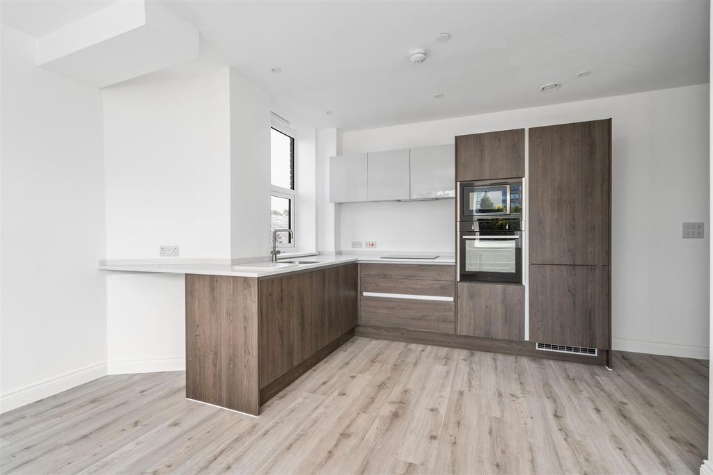 Property photo 3 of 8 Warwick House - 6-3_Lo.Jpg