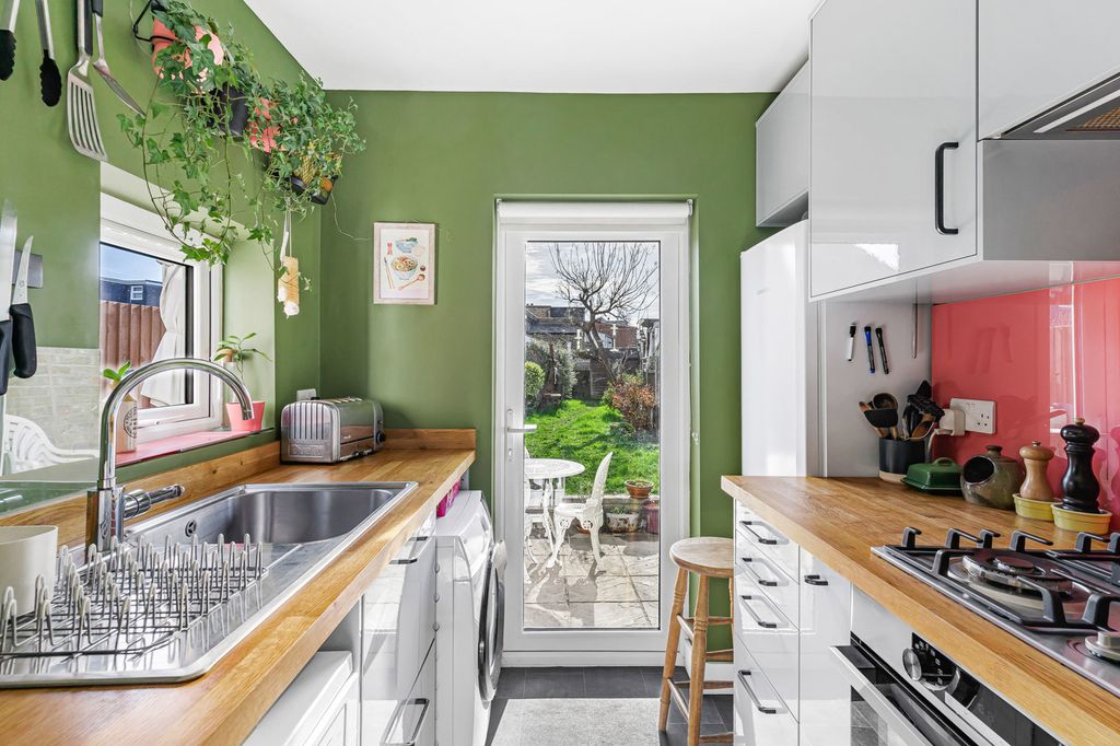 Property photo 3 of 21 Kitchen