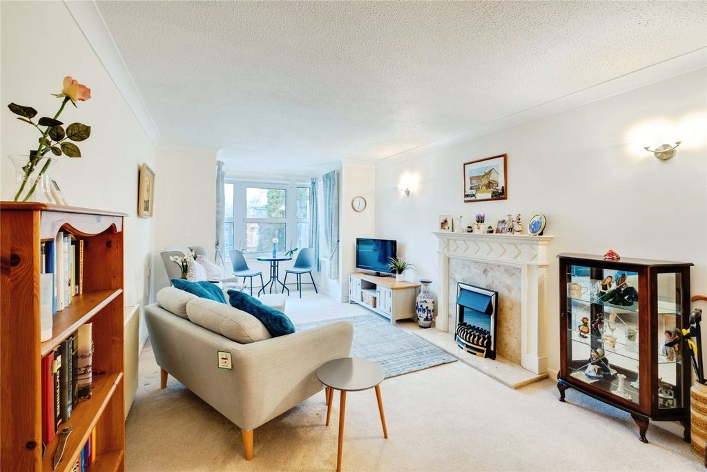 Property photo 3 of 10 Lounge