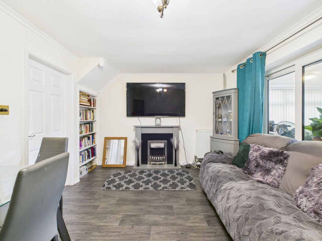 Property photo 3 of 11 Lounge