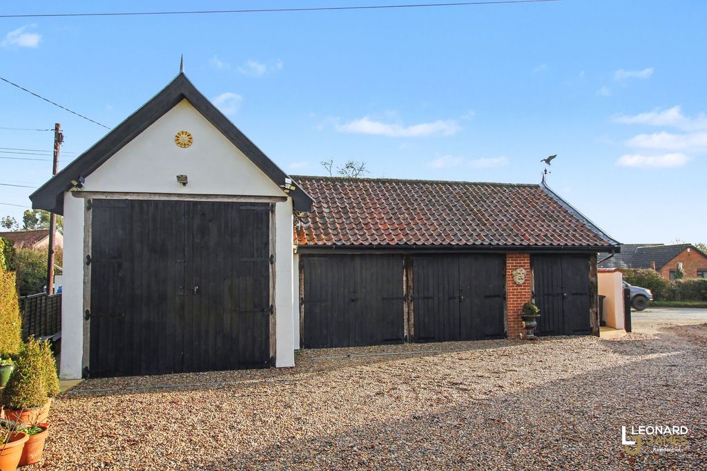 Property photo 2 of 36 Garages