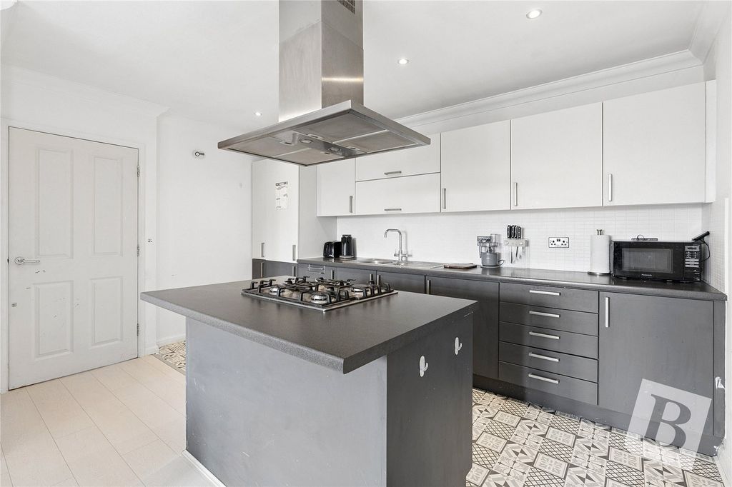 Property photo 3 of 10 Kitchen