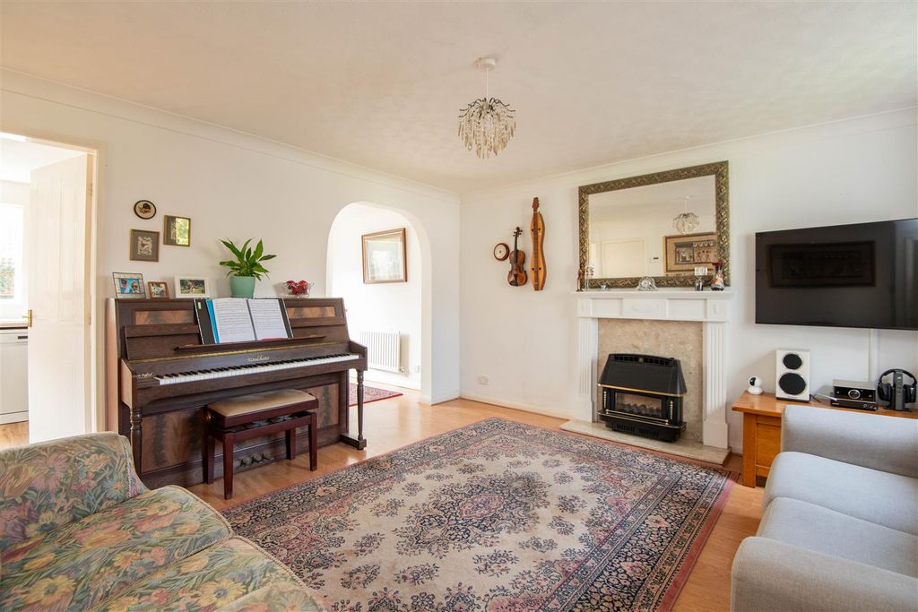 Property photo 2 of 16 Lounge