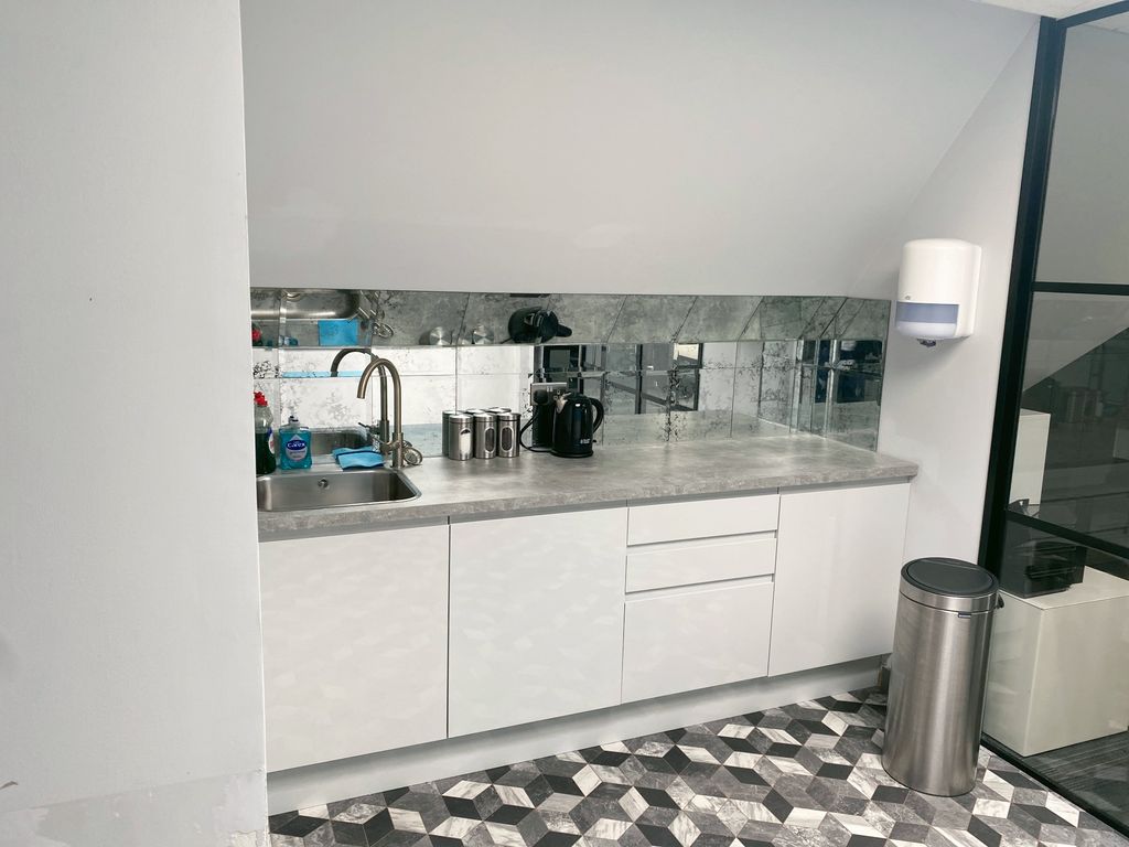 Property photo 3 of 8 Kitchen