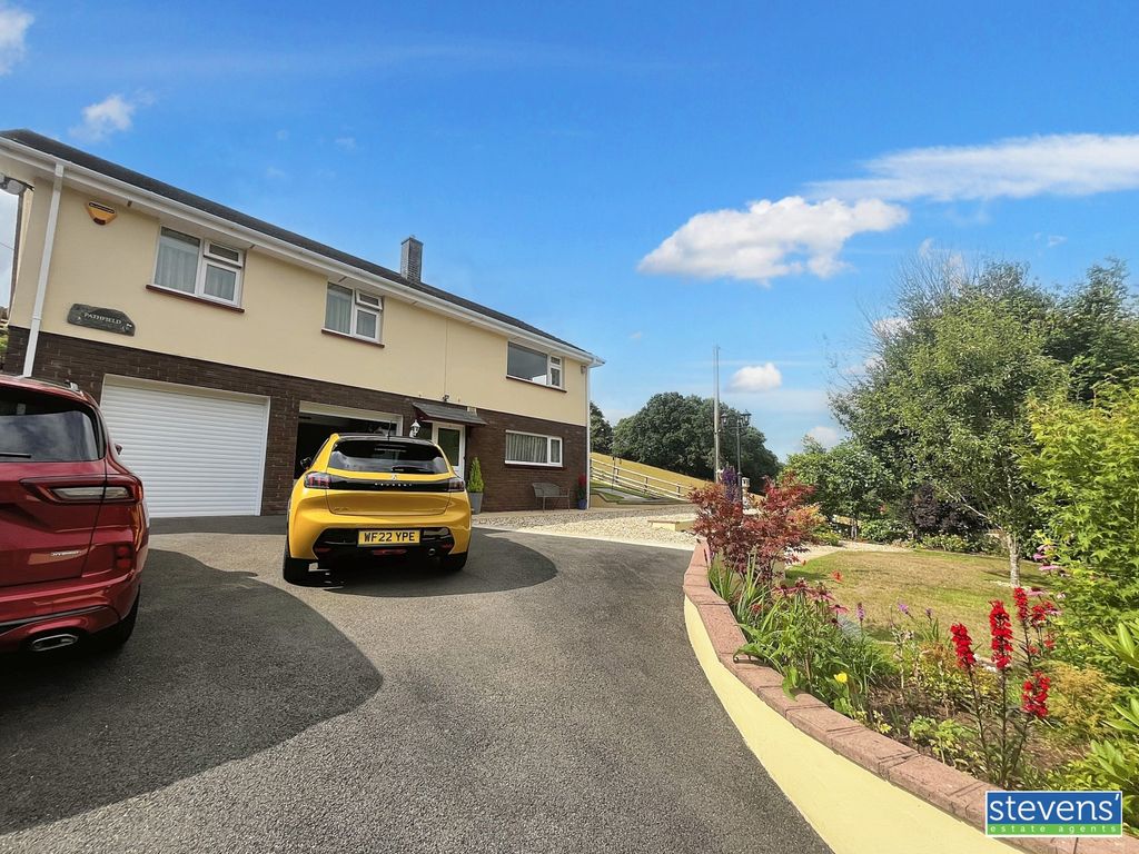 Property photo 3 of 43 Image00017
