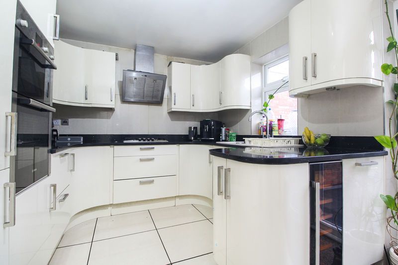 Property photo 3 of 18 Kitchen