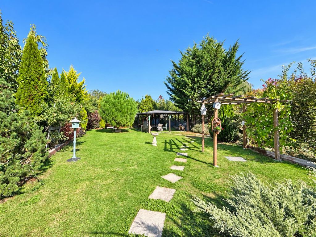 Property photo 3 of 12 Garden.Jpg
