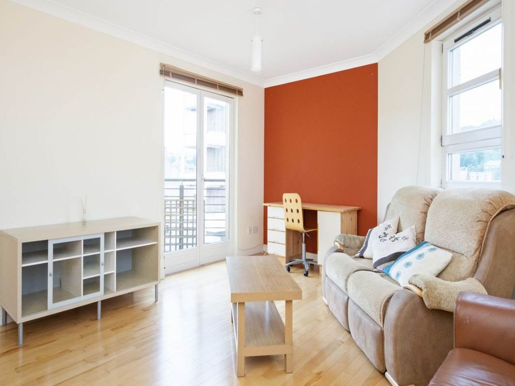 Property photo 3 of 14 Lounge 2