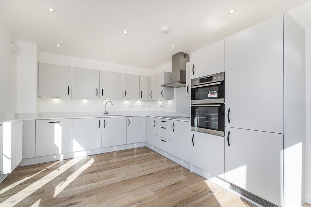 Property photo 3 of 16 Kitchen 2