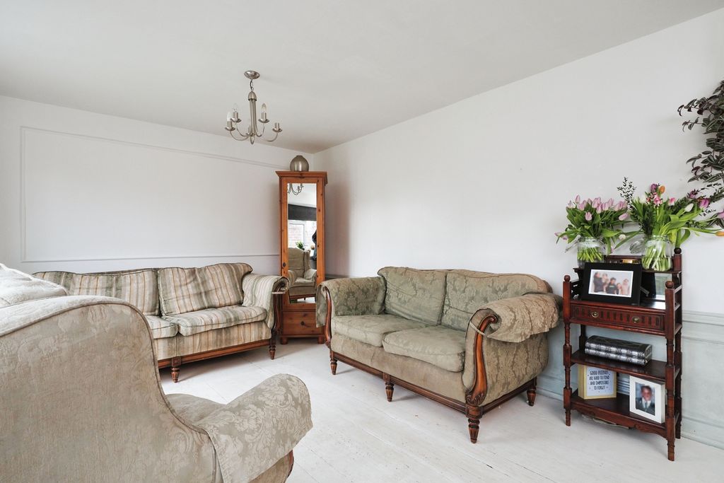 Property photo 3 of 17 Lounge