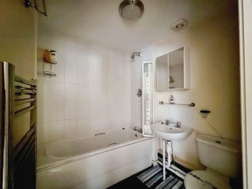 Property photo 3 of 3 Pbox-Bathroom-327949.Jpg